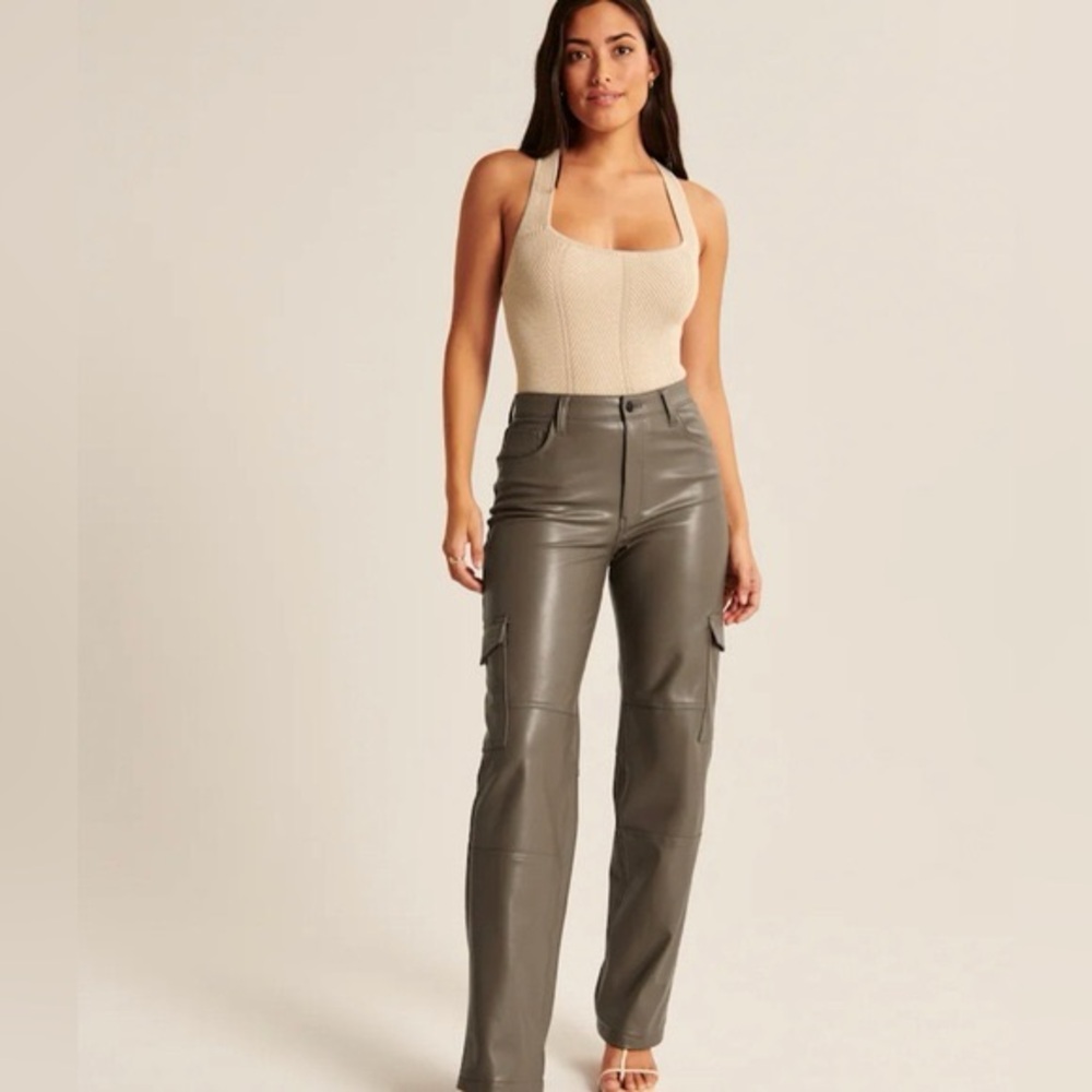 Abercrombie & Fitch Vegan Leather Cargo 90s Relaxed Pants - Picture 5 of 7